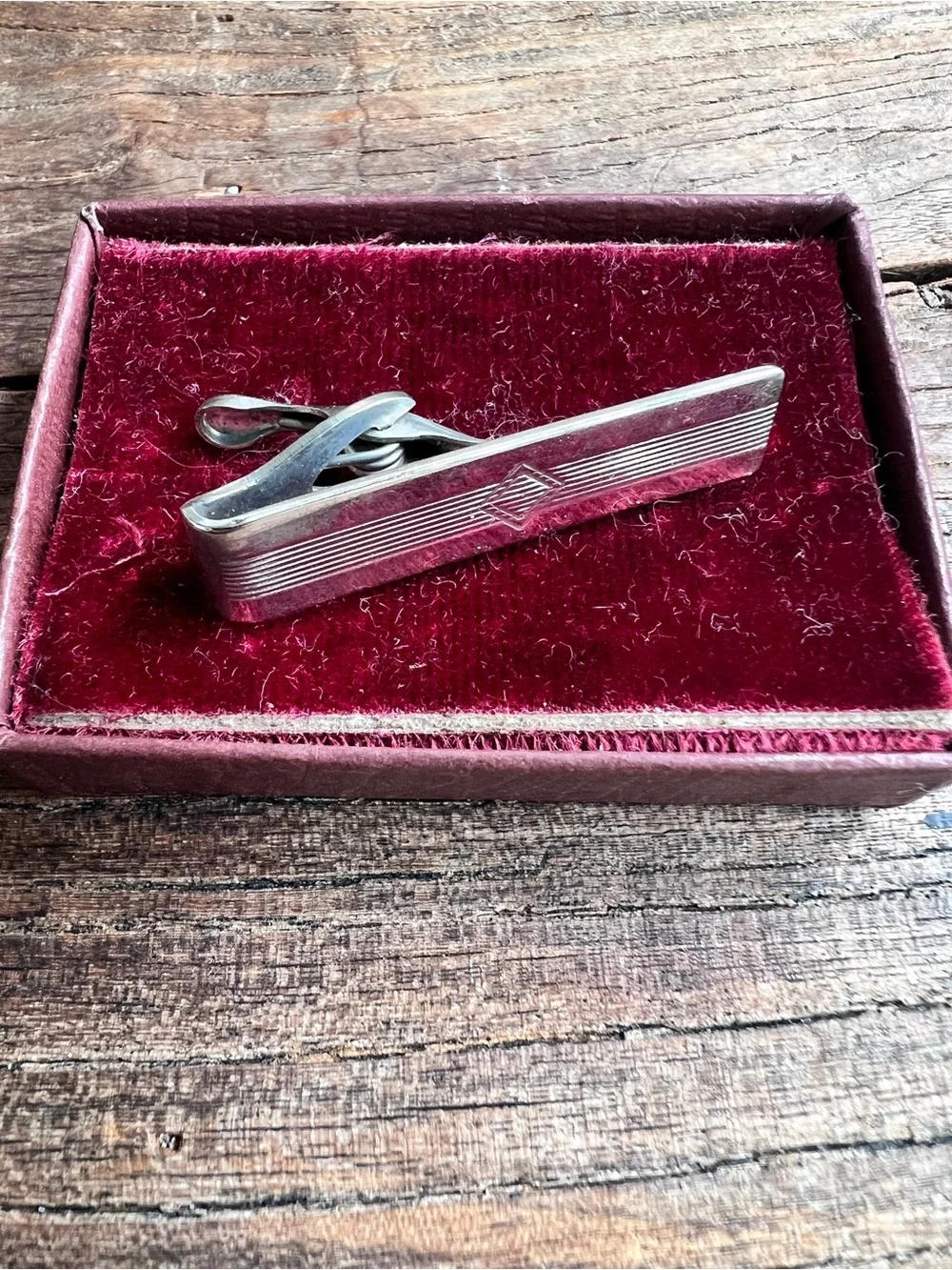 Silver-Tone Men's Tie Clip with Linear Detail